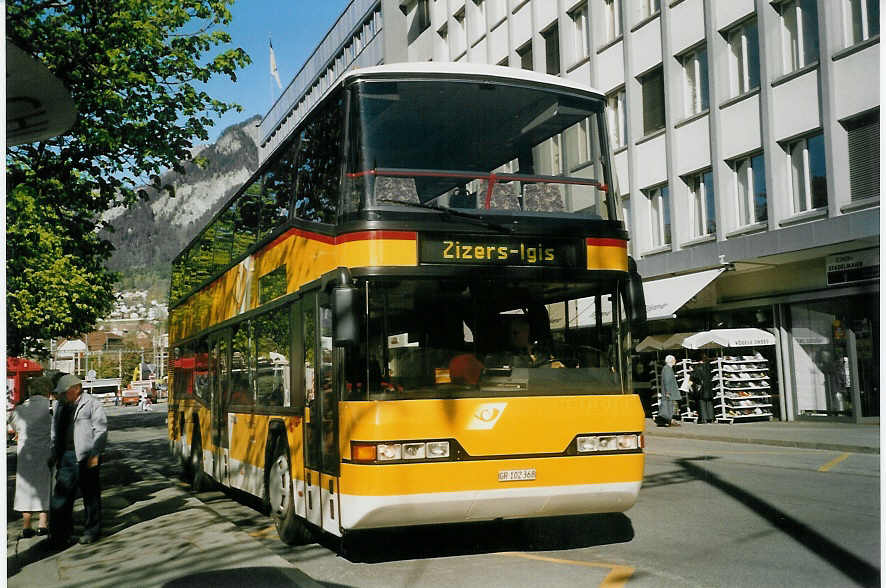 (066'726) - PostAuto Graub�nden - GR 102'368 - Neoplan (ex P 27'805) am 20. April 2004 beim Bahnhof Chur
