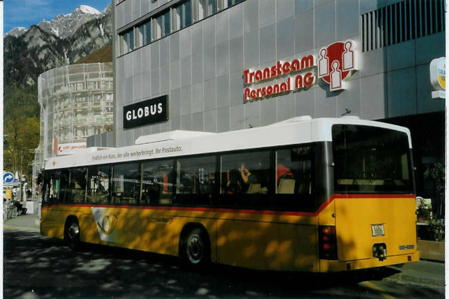 (066'729) - D�nser, Trimmis - GR 5865 - Volvo/Hess am 20. April 2004 beim Bahnhof Chur