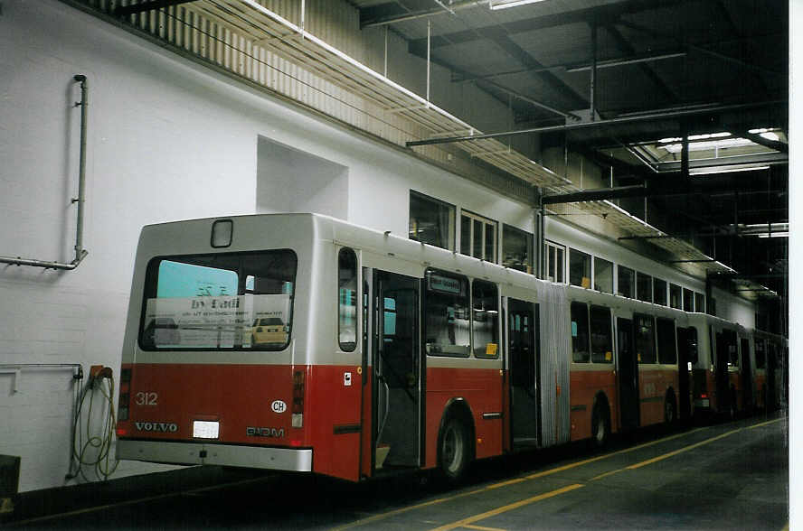 (067'102) - WV Winterthur - Nr. 312/ZH 527'312 - Volvo/Hess am 24. April 2004 in Winterthur, Depot Gr�zefeld