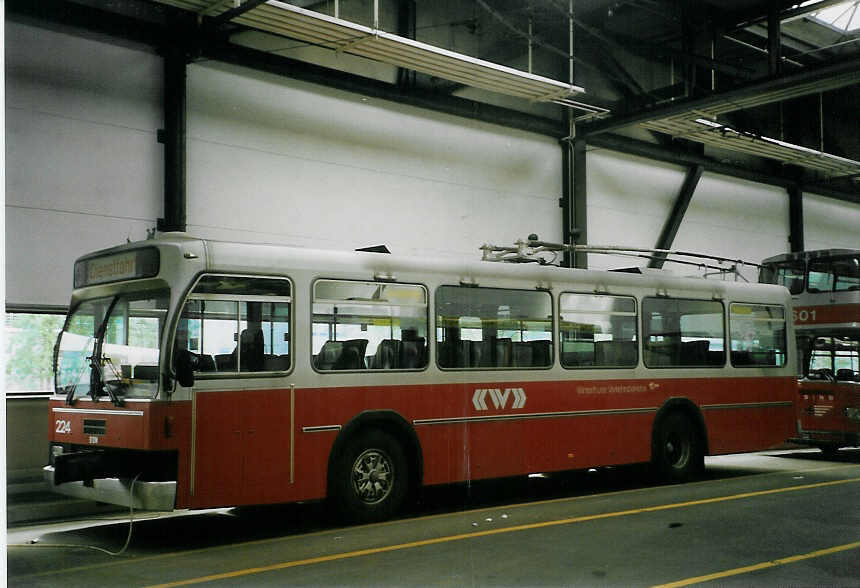 (067'105) - WV Winterthur - Nr. 224 - Volvo/T�scher Enteiser am 24. April 2004 in Winterthur, Depot Gr�zefeld