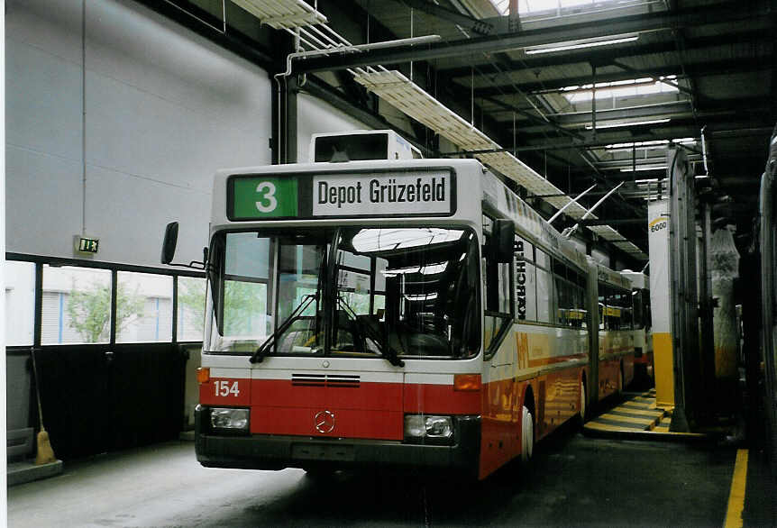 (067'111) - WV Winterthur - Nr. 154 - Mercedes Gelenktrolleybus am 24. April 2004 in Winterthur, Depot Gr�zefeld