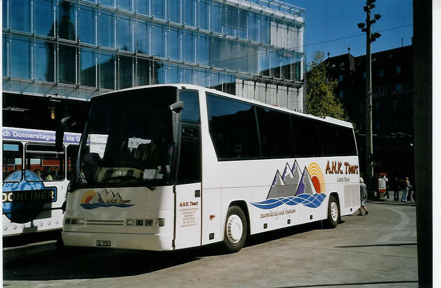(067'608) - A.N.K. Tours, Muttenz - BL 7778 - Dr�gm�ller am 17. Mai 2004 beim Bahnhof Bern