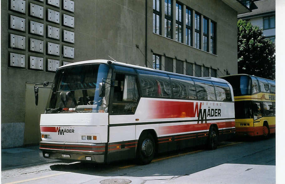 (067'616) - M�der, Schwanden - BE 90'509 - Neoplan am 20. Mai 2004 in Z�rich, Kongresshaus