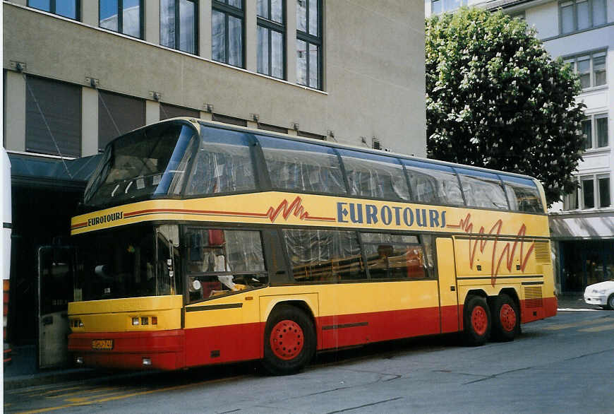 (067'617) - Aus Ungarn: Eurotours - GHJ-740 - Neoplan am 20. Mai 2004 in Z�rich, Kongresshaus