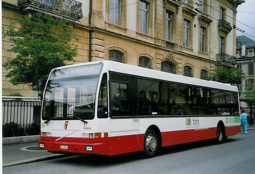 (067'621) - VR La Chaux-de-Fonds - Nr. 93/NE 98'893 - Volvo/Berkhof am 22. Mai 2004 in Neuch�tel, Place Pury