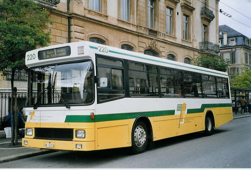 (067'625) - TN Neuch�tel - Nr. 220/NE 58'220 - Volvo/Hess am 22. Mai 2004 in Neuch�tel, Place Pury