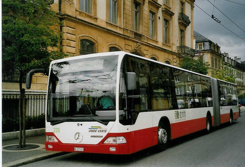 (067'710) - VR La Chaux-de-Fonds - Nr. 225/NE 107'225 - Mercedes am 22. Mai 2004 in Neuch�tel, Place Pury