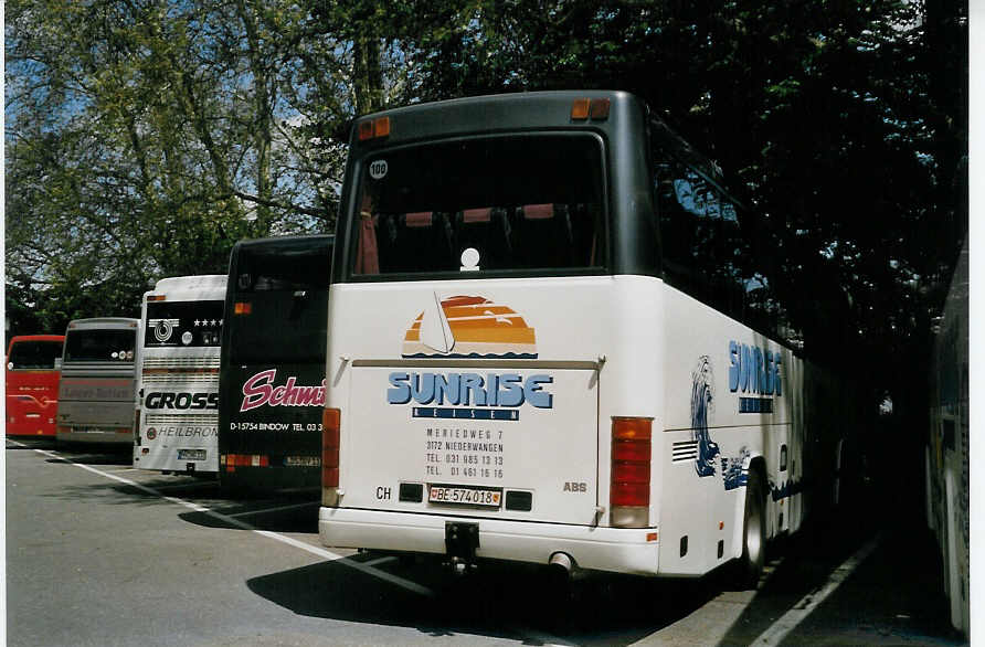 (067'804) - Sunrise, Niederwangen - BE 562'385 - Volvo/Dr�gm�ller am 23. Mai 2004 in Luzern, Carparkplatz