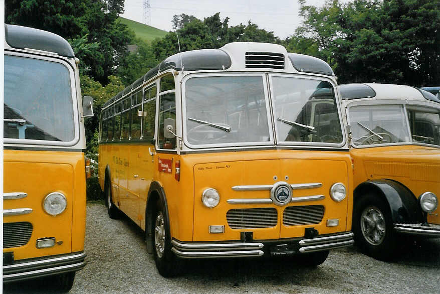 (068'533) - Oldie-Tours Z�risee, Wollerau - Nr. 23 - Saurer/Saurer am 19. Juni 2004 in Schmerikon, Garage