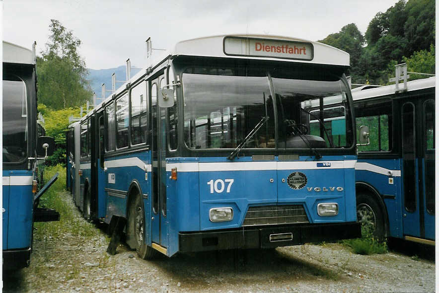 (068'609) - VBL Luzern - Nr. 107 - Volvo/Hess am 19. Juni 2004 in N�fels