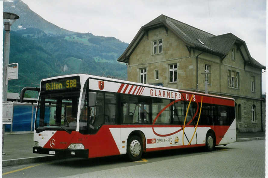 (068'616) - Niederer, Filzbach - Nr. 22/GL 95 - Mercedes am 19. Juni 2004 beim Bahnhof N�fels-Mollis