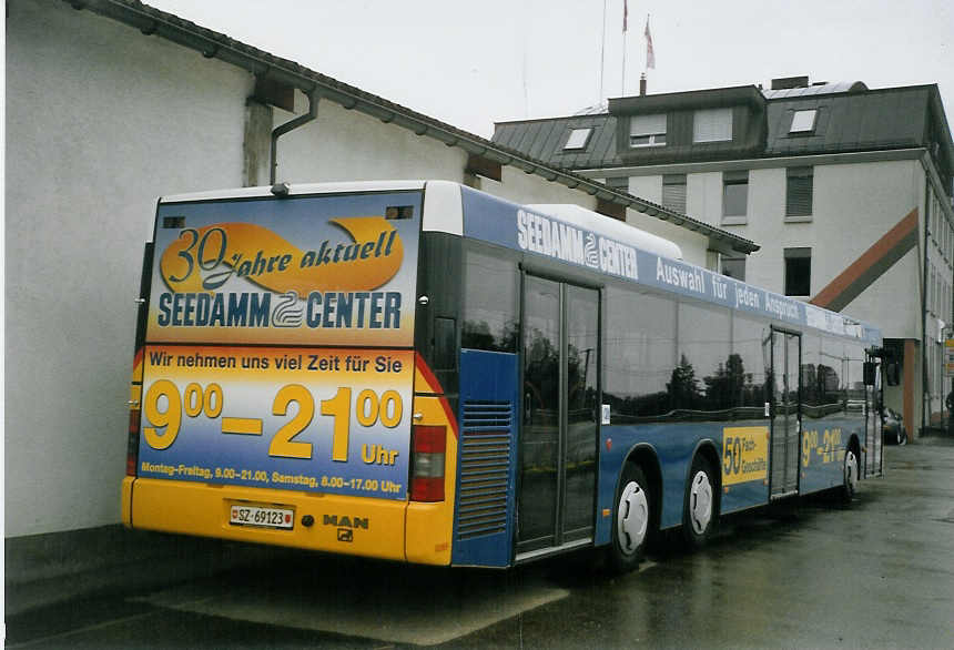 (068'619) - Schuler, Feusisberg - SZ 69'123 - MAN am 19. Juni 2004 in Pf�ffikon, Garage