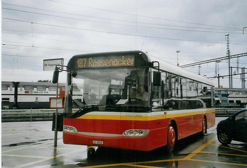 (068'621) - Landolt, Pf�ffikon - SZ 29'222 - Solaris am 19. Juni 2004 beim Bahnhof Pf�ffikon