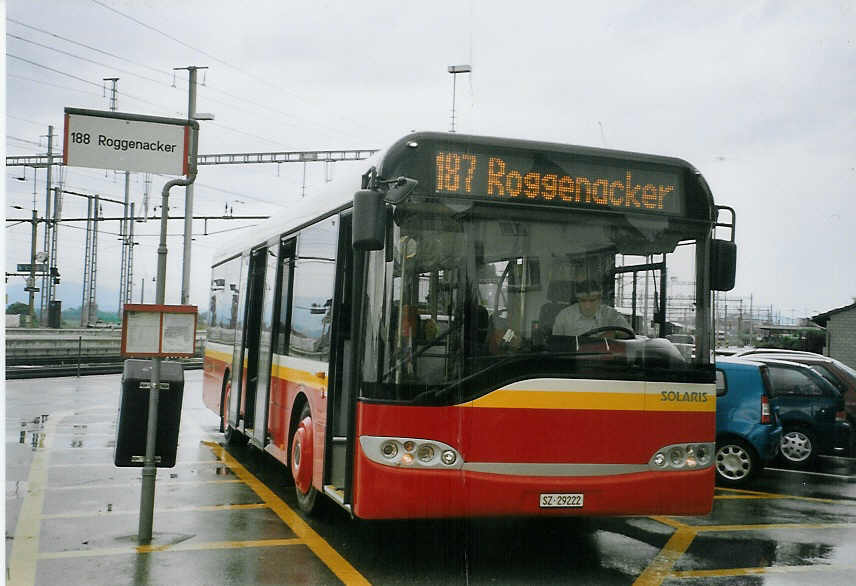 (068'623) - Landolt, Pf�ffikon - SZ 29'222 - Solaris am 19. Juni 2004 beim Bahnhof Pf�ffikon