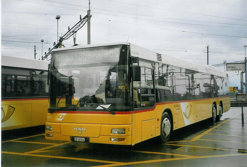 (068'624) - Schuler, Feusisberg - SZ 45'324 - MAN am 19. Juni 2004 beim Bahnhof Pf�ffikon