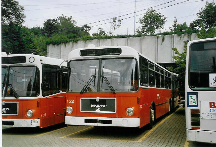 (069'018) - TL Lausanne - Nr. 452 - MAN am 8. Juli 2004 in Lausanne, D�p�t Borde
