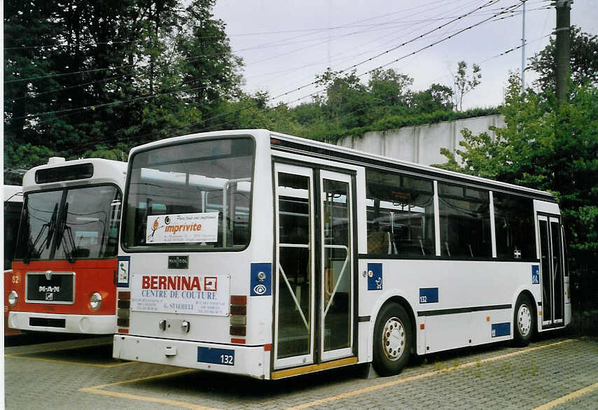 (069'019) - TL Lausanne - Nr. 132 - Van Hool am 8. Juli 2004 in Lausanne, D�p�t Borde