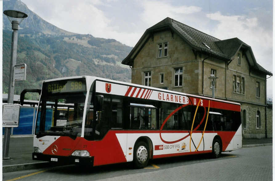 (069'506) - Niederer, Filzbach - Nr. 21/GL 228 - Mercedes am 17. Juli 2004 beim Bahnhof N�fels-Mollis