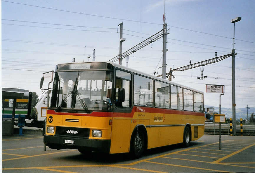 (069'523) - Schuler, Feusisberg - SZ 1787 - NAW/Hess am 17. Juli 2004 beim Bahnhof Pf�ffikon