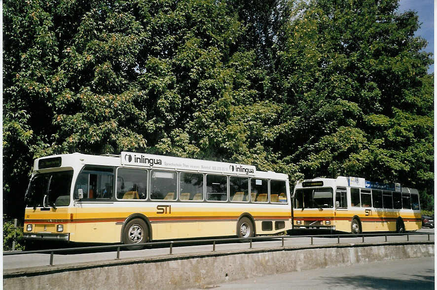 (069'910) - STI Thun - Nr. 52/BE 396'552 - Saurer/R&J + Nr. 35/BE 443'835 - Volvo/R&J (ex SAT Thun Nr. 35) am 2. August 2004 bei der Schiffl�ndte Thun
