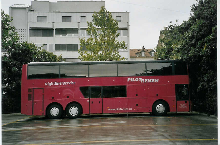(070'114) - Pilot-Reisen, Weggis - LU 180'024 - Van Hool am 21. August 2004 in Z�rich, Sihlquai