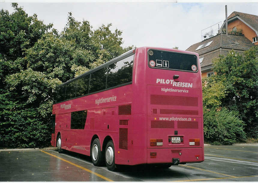(070'115) - Pilot-Reisen, Weggis - LU 180'024 - Van Hool am 21. August 2004 in Z�rich, Sihlquai