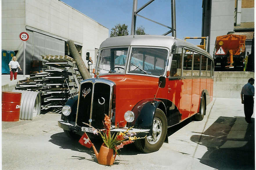 (070'502) - S�tterlin, Sch�nenbuch - BL 7211 - Saurer/Gangloff (ex Geiger, Adelboden Nr. 11; ex P 23'100; ex P 2153) am 28. August 2004 in Niederbipp, Saurertreffen