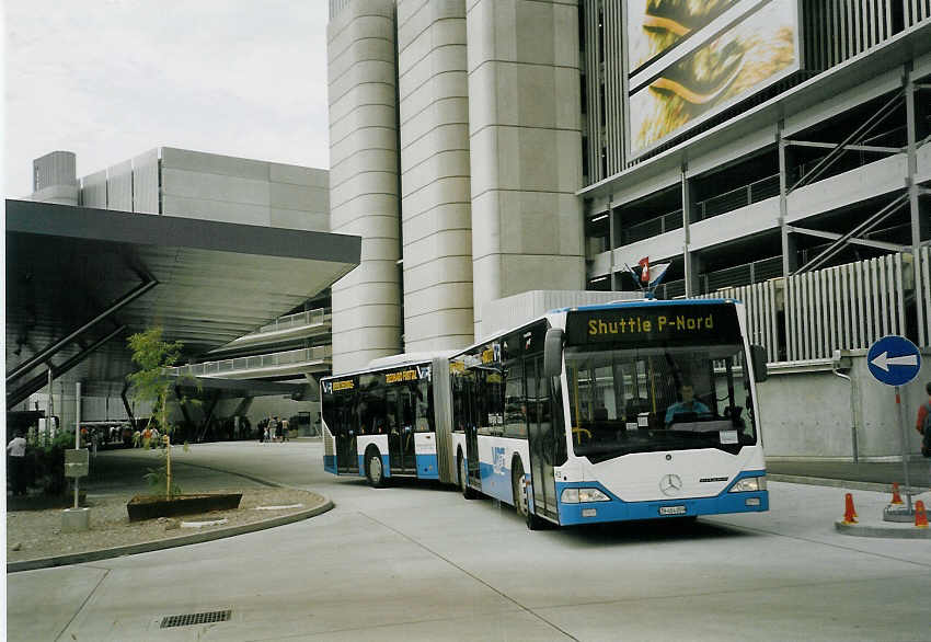 (070'814) - VBRF Regensdorf - Nr. 12/ZH 454'059 - Mercedes am 11. September 2004 in Z�rich, Flughafen