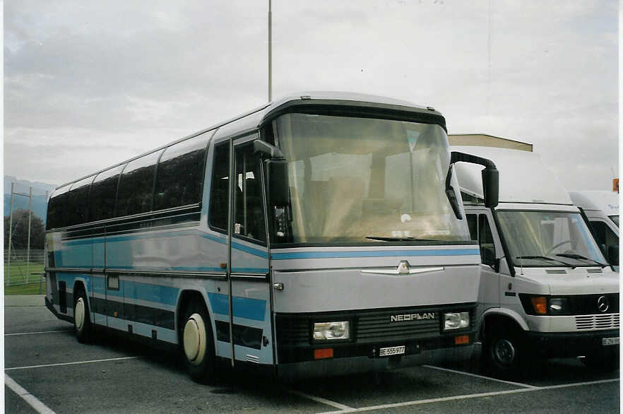 (071'014) - Straubhaar, Thun - BE 555'977 - Neoplan (ex L�thi, Walkringen) am 11. September 2004 in Thun-Lerchenfeld, Waldeck