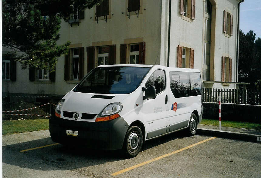 (071'332) - Arm�e du Salut, St-Aubin - NE 8336 - Renault am 3. Oktober 2004 in St-Aubin, Le Devin