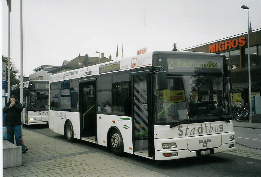 (072'122) - Wick, Wil - Nr. 1/SG 245'701 - MAN/G�ppel am 11. Oktober 2004 beim Bahnhof Wil
