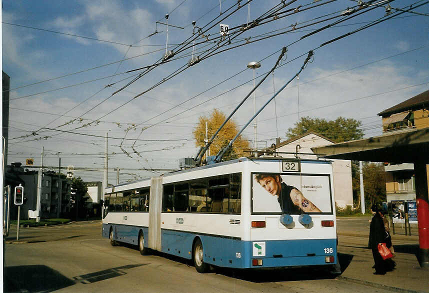 (072'229) - VBZ Z�rich - Nr. 136 - Mercedes Gelenktrolleybus am 23. Oktober 2004 in Z�rich, Bucheggplatz