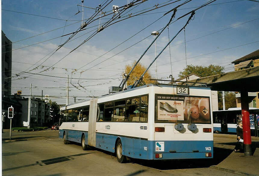(072'234) - VBZ Z�rich - Nr. 143 - Mercedes Gelenktrolleybus am 23. Oktober 2004 in Z�rich, Bucheggplatz