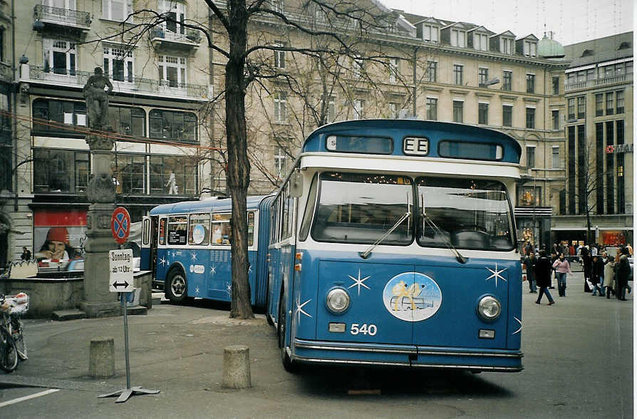 (073'004) - VBZ Z�rich - Nr. 540 - Saurer/Saurer P�cklibus am 11. Dezember 2004 in Z�rich, Bahnhofstrasse