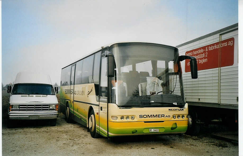 (073'213) - Sommer, Gr�nen - BE 26'602 - Neoplan am 12. Dezember 2004 in Belp, ABAG