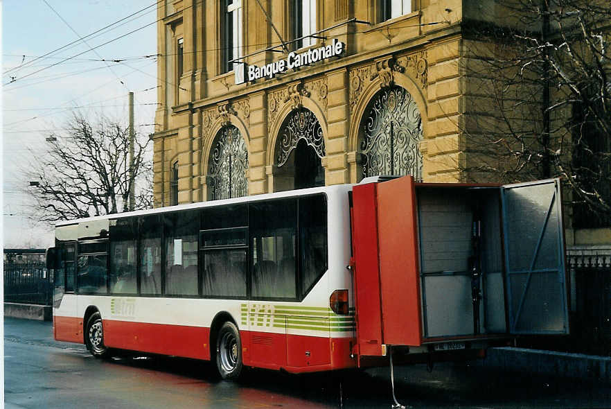 (073'534) - VR La Chaux-de-Fonds - Nr. 232/NE 20'232 - Mercedes am 1. Januar 2005 in Neuch�tel, Place Pury