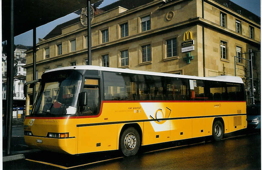 (073'601) - CarPostal Jura-Jura bernois-Neuch�tel - NE 109'382 - Neoplan (ex P 25'862) am 1. Januar 2005 beim Bahnhof Neuch�tel