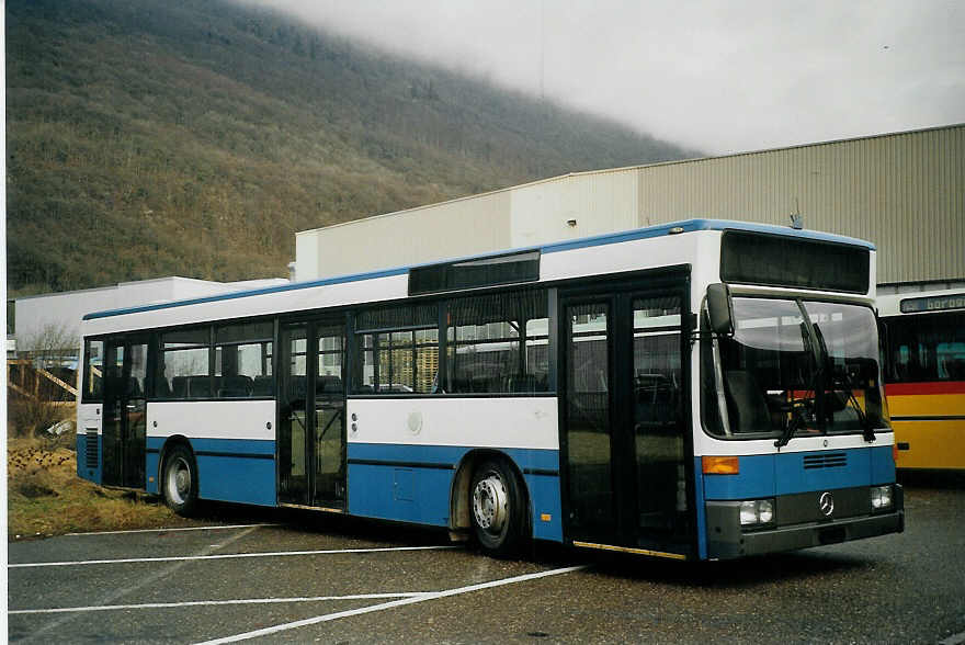 (073'705) - Kn�pfel, Dinhard - Mercedes (ex VZO Gr�ningen Nr. 58; ex Schneider, Meilen Nr. 11; ex VBZ Z�rich Nr. 206) am 3. Januar 2005 in Biel, Rattinbus