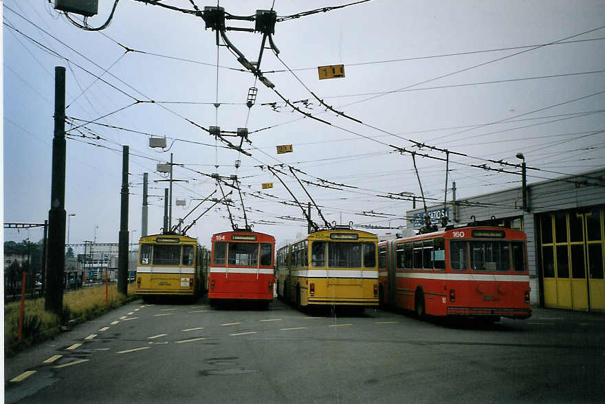 (074'232) - TN Neuch�tel - Nr. 151 (ex Nr. 51) + Nr. 154 (ex Nr. 54) + Nr. 155 (ex Nr. 55) + Nr. 160 (ex Nr. 60) - FBW/Hess Gelenktrolleybusse am 16. Januar 2005 in Marin, D�p�t