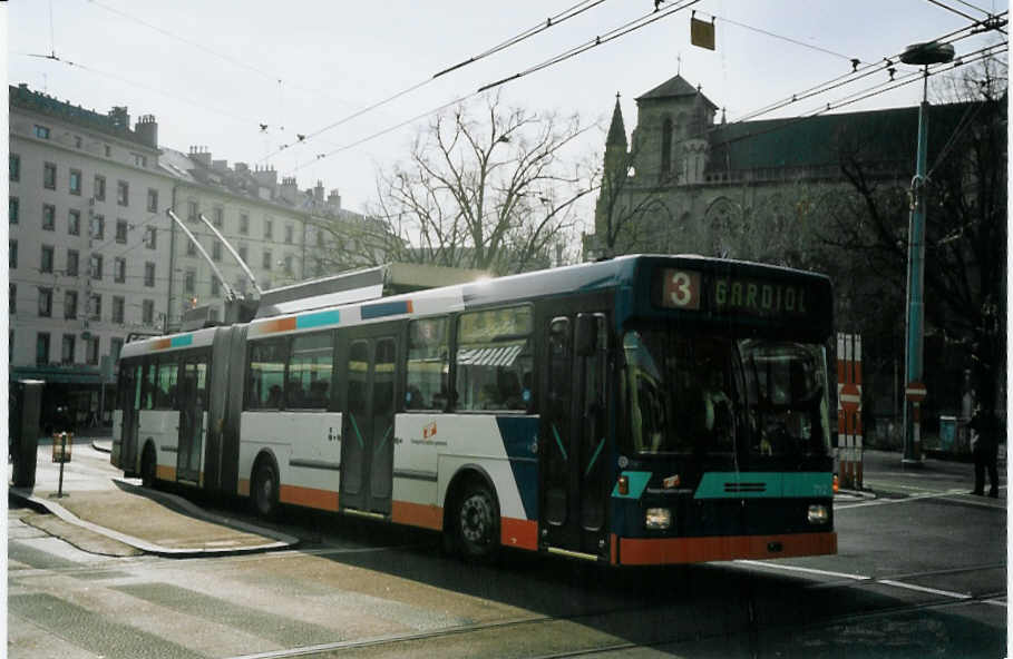 (074'914) - TPG Gen�ve - Nr. 712 - NAW/Hess Gelenktrolleybus am 24. Februar 2005 beim Bahnhof Gen�ve