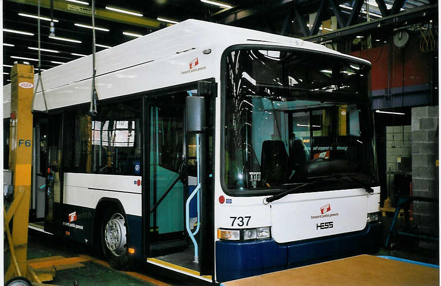 (075'034) - TPG Gen�ve - Nr. 737 - Hess/Hess Gelenktrolleybus am 24. Februar 2005 in Grand-Lancy, D�p�t (Teilaufnahme)