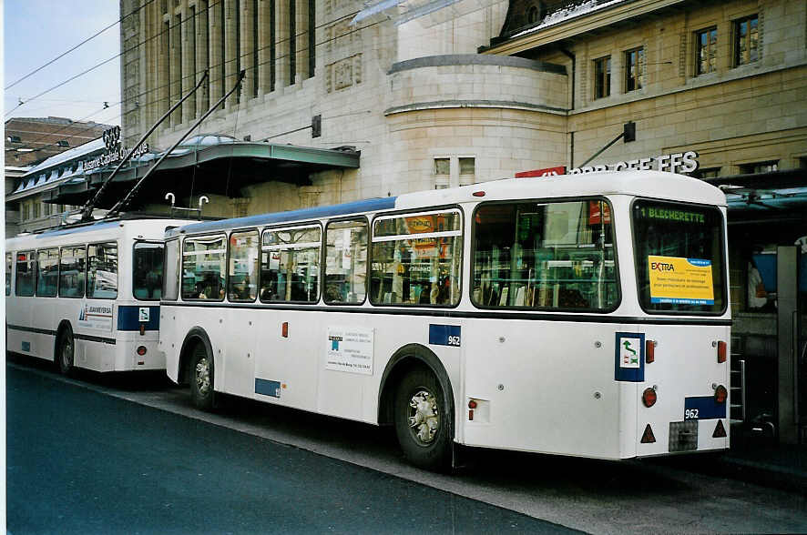 (075'103) - TL Lausanne - Nr. 962 - Rochat/Lauber Personenanh�nger am 24. Februar 2005 beim Bahnhof Lausanne