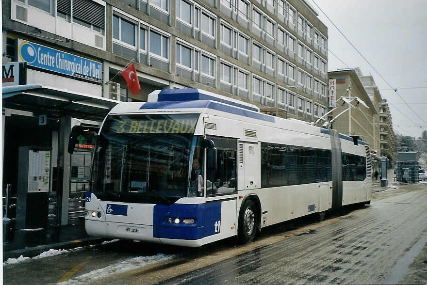 (075'433) - TL Lausanne - Nr. 801/VD 1315 - Neoplan Gelenkduobus am 6. M�rz 2005 beim Bahnhof Lausanne