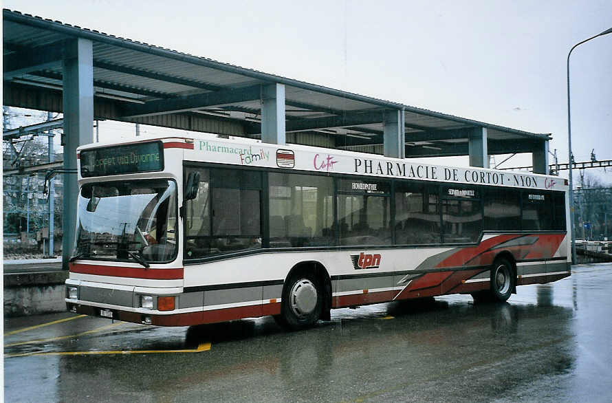 (075'623) - TPN Nyon - VD 1153 - MAN am 6. M�rz 2005 beim Bahnhof Nyon