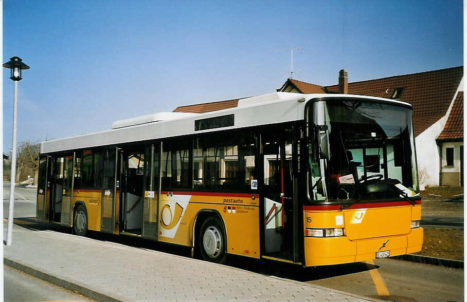(075'722) - Steiner, Ortschwaben - Nr. 15/BE 438'425 - Volvo/Hess am 20. M�rz 2005 beim Bahnhof Schwarzenburg
