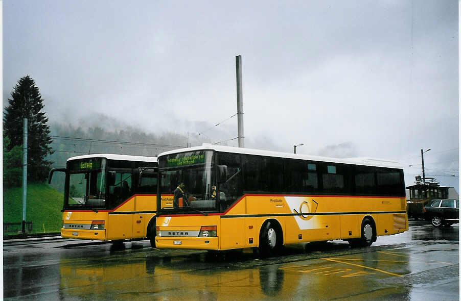 (076'604) - K�bli, Gstaad - BE 235'726 - Setra am 16. Mai 2005 beim Bahnhof Gstaad