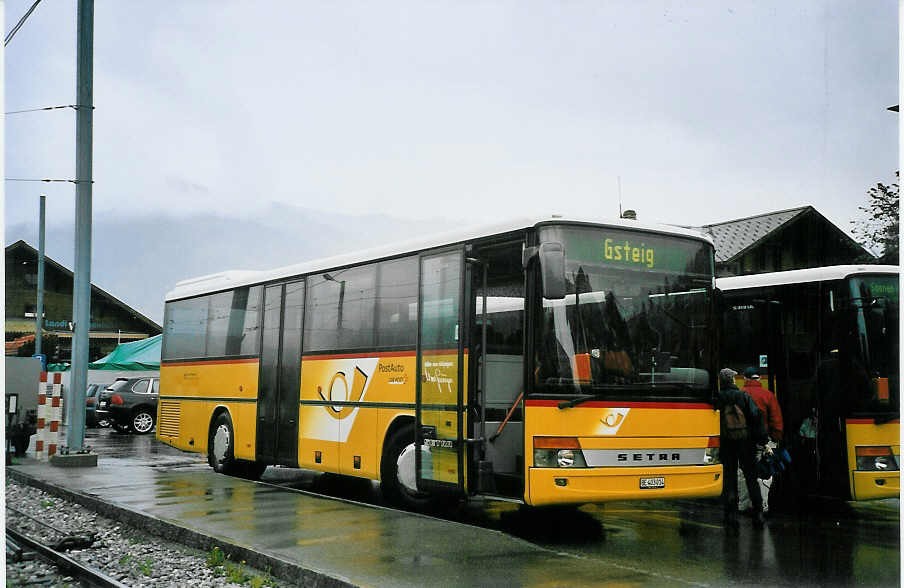 (076'605) - K�bli, Gstaad - BE 403'014 - Setra am 16. Mai 2005 beim Bahnhof Gstaad