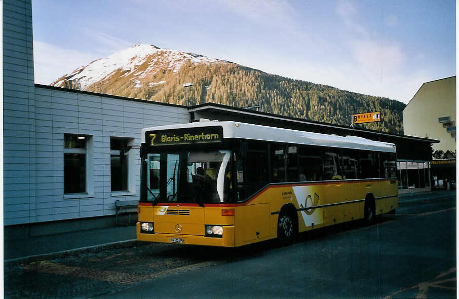 (076'714) - PostAuto Graub�nden - GR 102'355 - Mercedes (ex P 25'202) am 26. Mai 2005 beim Bahnhof Davos-Dorf