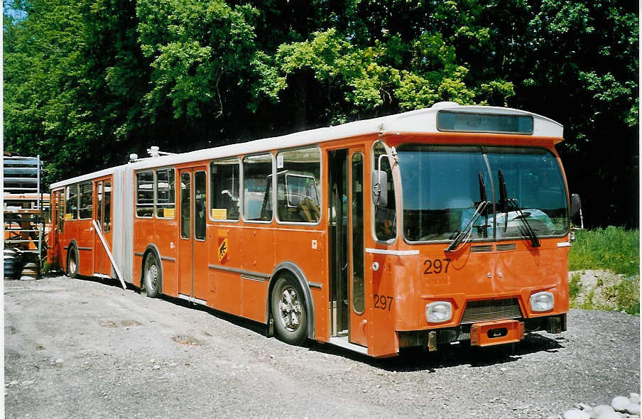 (076'824) - SVB Bern (RWB) - Nr. 297 - FBW/Hess (ex TPG Gen�ve Nr. 114) am 29. Mai 2005 in Oberburg, Ziegelgut
