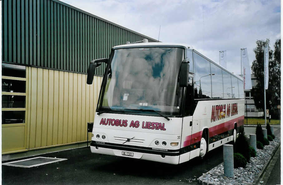 (077'029) - AAGL Liestal - Nr. 30/BL 7183 - Volvo/Dr�gm�ller am 5. Juni 2005 in Liestal, Garage